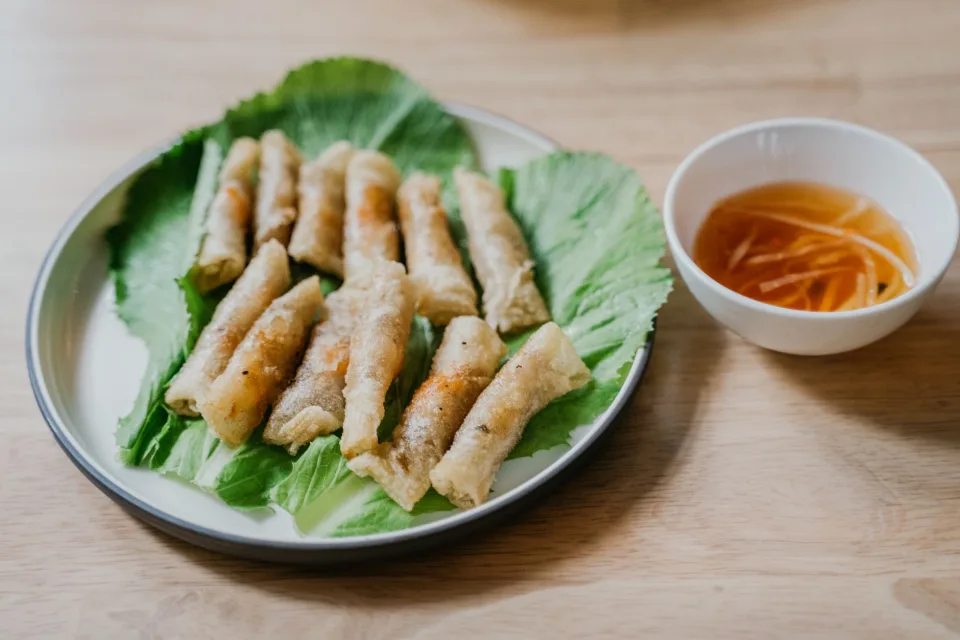 Bàn ghế góc cửa sổ